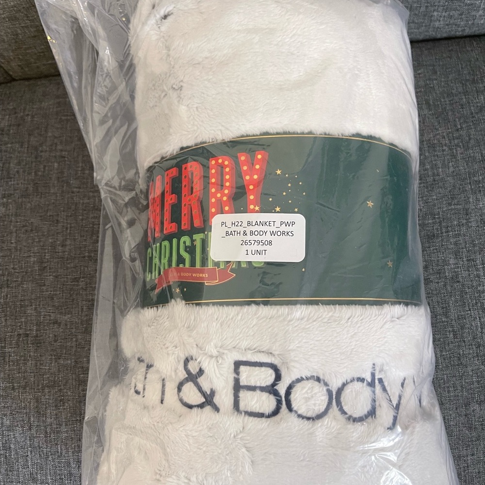 Bath & Body Works Soft & Cozy 2023 Faux Fur Throw Blanket 50"x60" 2022 Christmas - Picture 1 of 5
